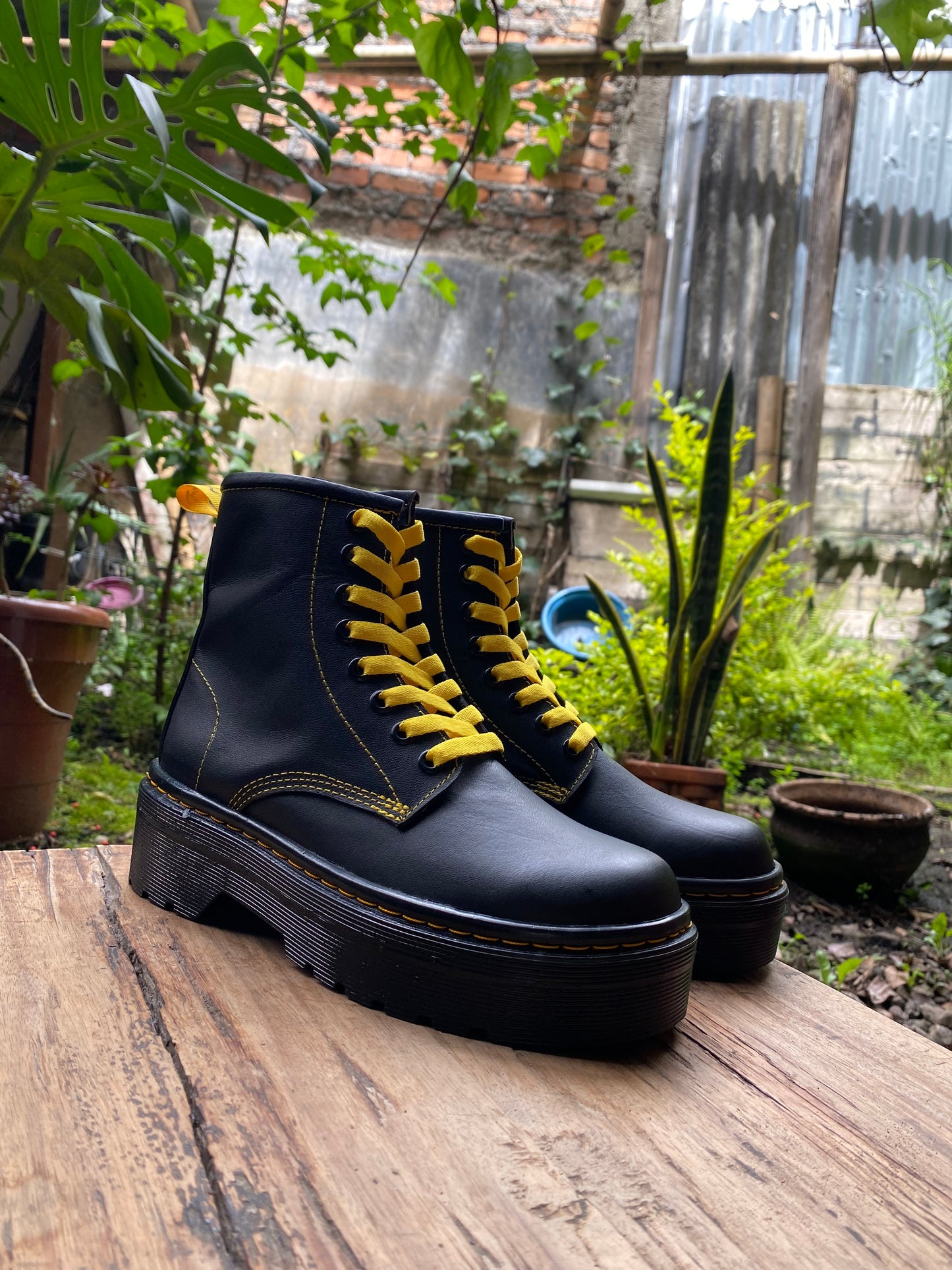 Botas costura amarilla