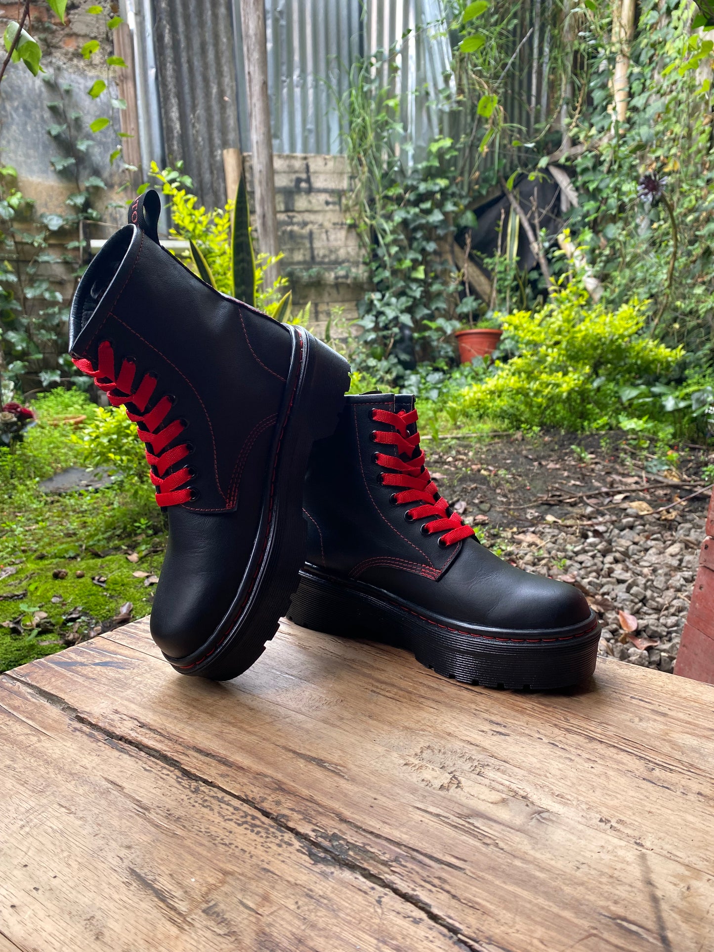 Botas costura roja
