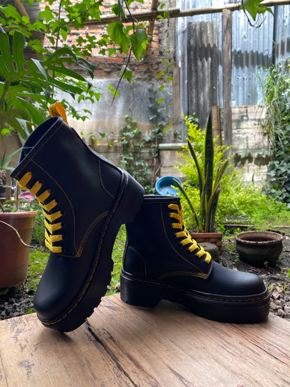 Botas costura amarilla