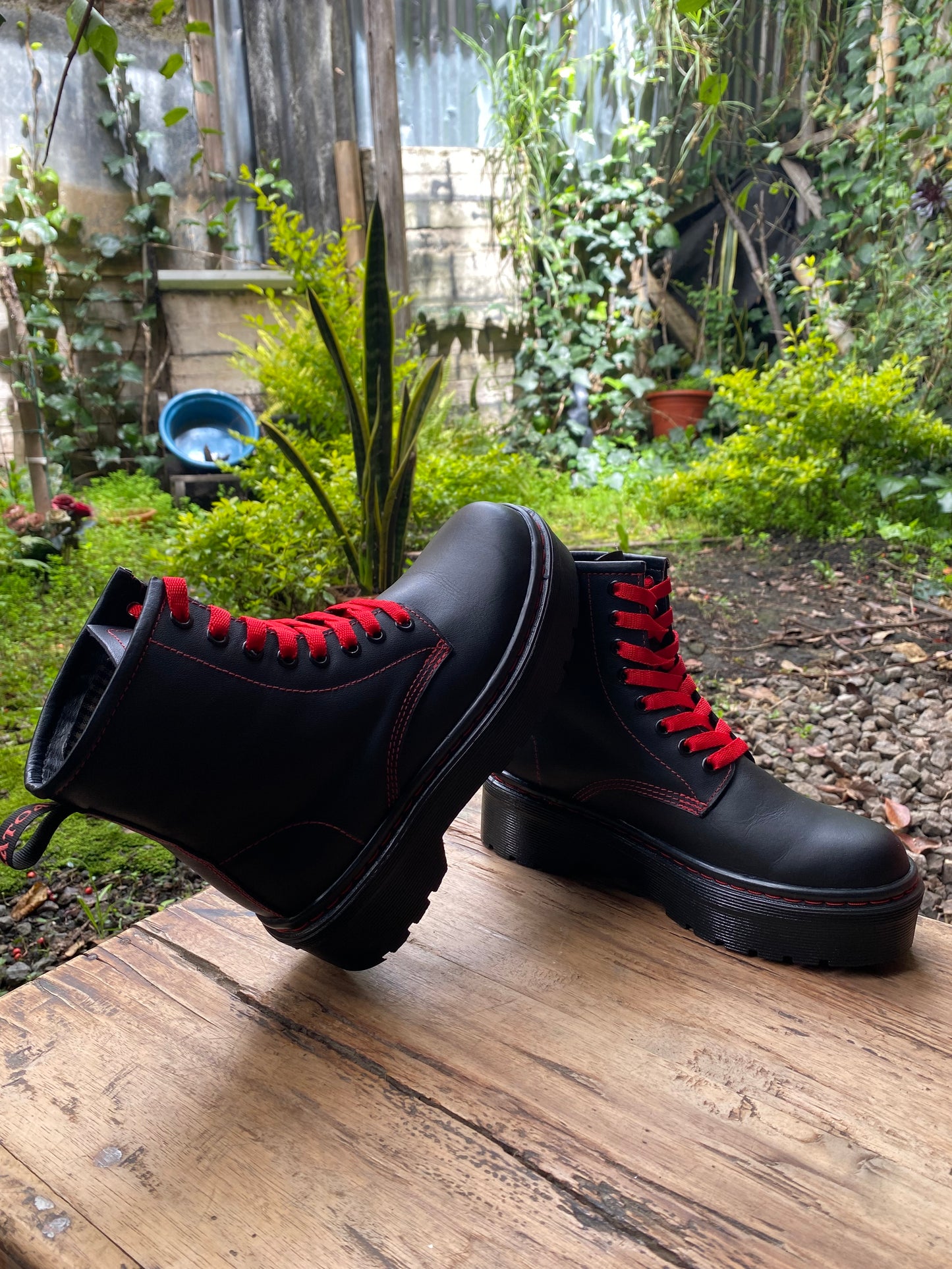 Botas costura roja